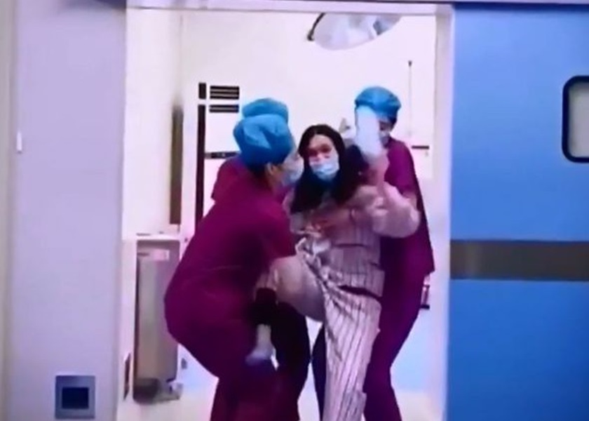 婦人脫下拖鞋擲向老公。影片截圖
