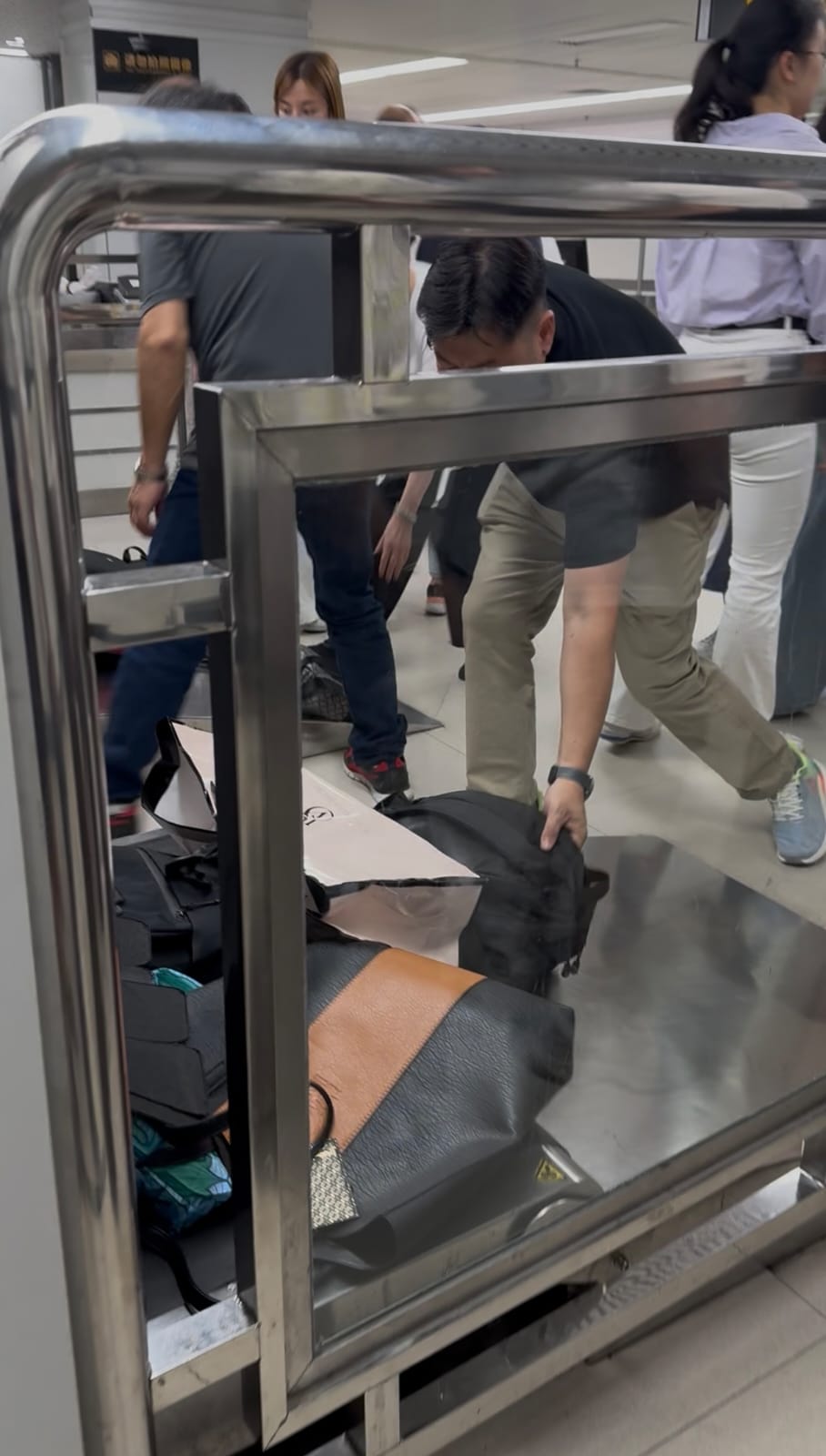 X光機旁設有護欄,讓領取行李的空間更狹窄。 X光機旁設有護欄,讓領取行李的空間更狹窄。