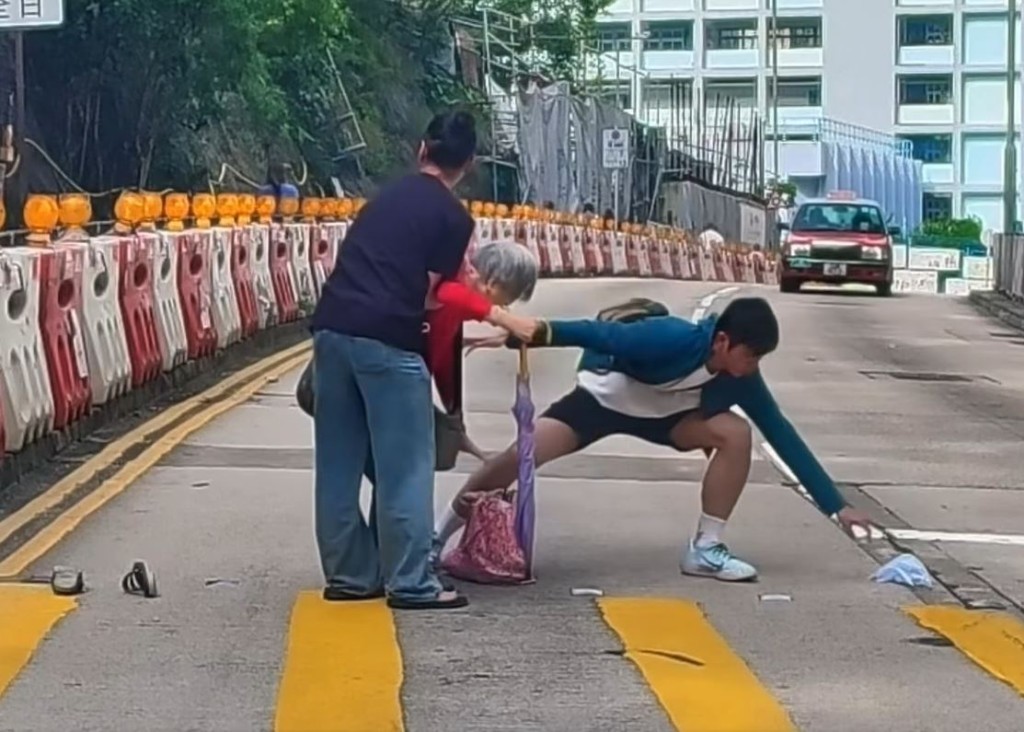 男途人替婆婆拾回個人物品。fb「車cam L（香港群組）」影片截圖