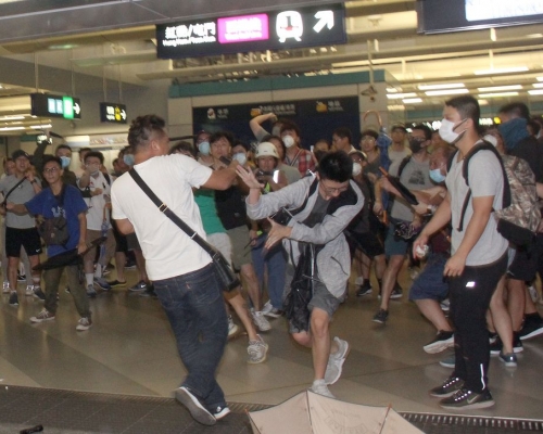 西鐵元朗站前晚有一批「白衫人」追打市民事件。