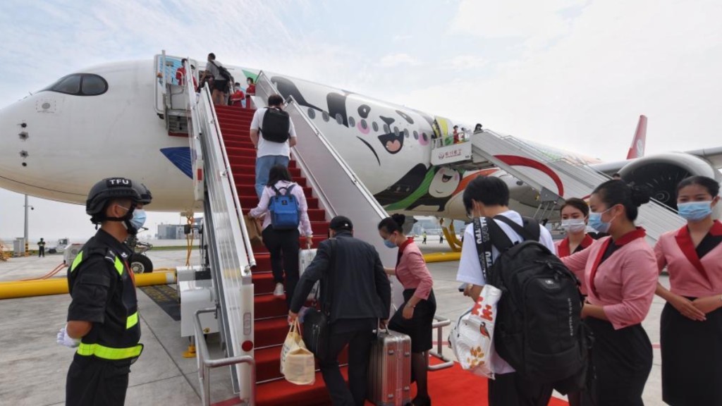 有內地旅客抱怨，還沒出發，但提前購買的機票價格卻大降。新華社