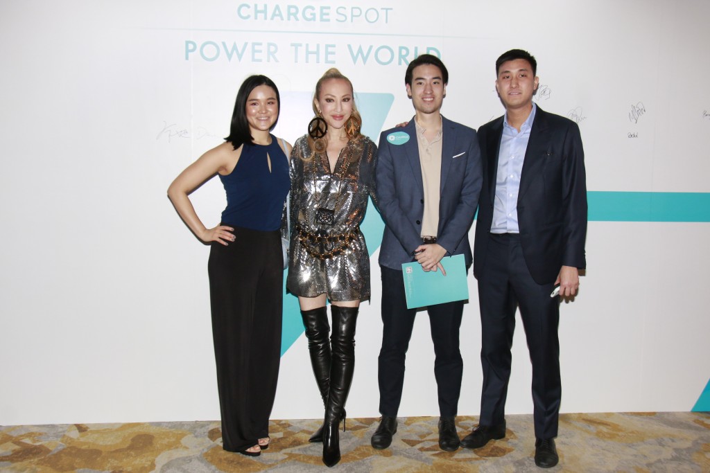馬桂烽（右）2018年首次創業搞共享移動電源，一家人曾現身其叉電器生意發布會支持。
