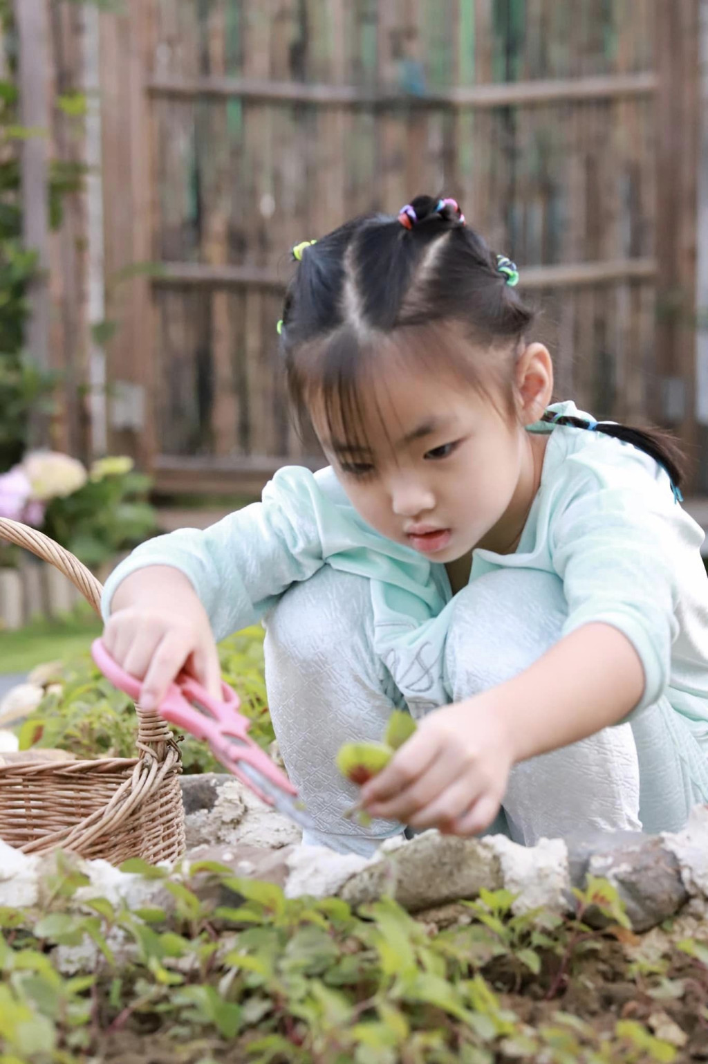 楊卓娜與孩子在花園玩耍。