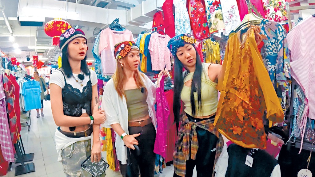 Marf、Gao和Sumling結伴購買短劇服飾。