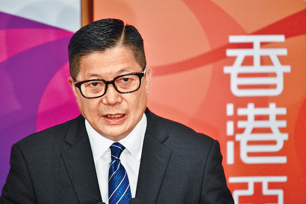 鄧炳強表示,未來可檢視禁區紙申請審批期由3日減至2日。