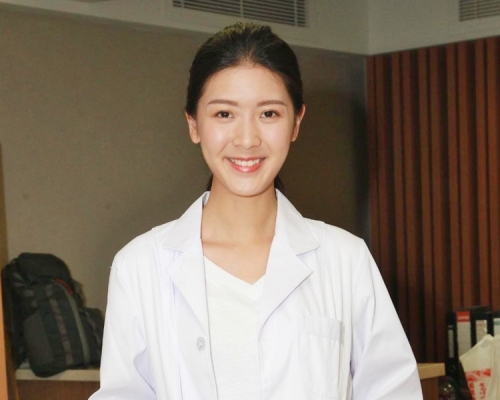 余香凝指今次做醫生有很多醫學和專業名詞要背。