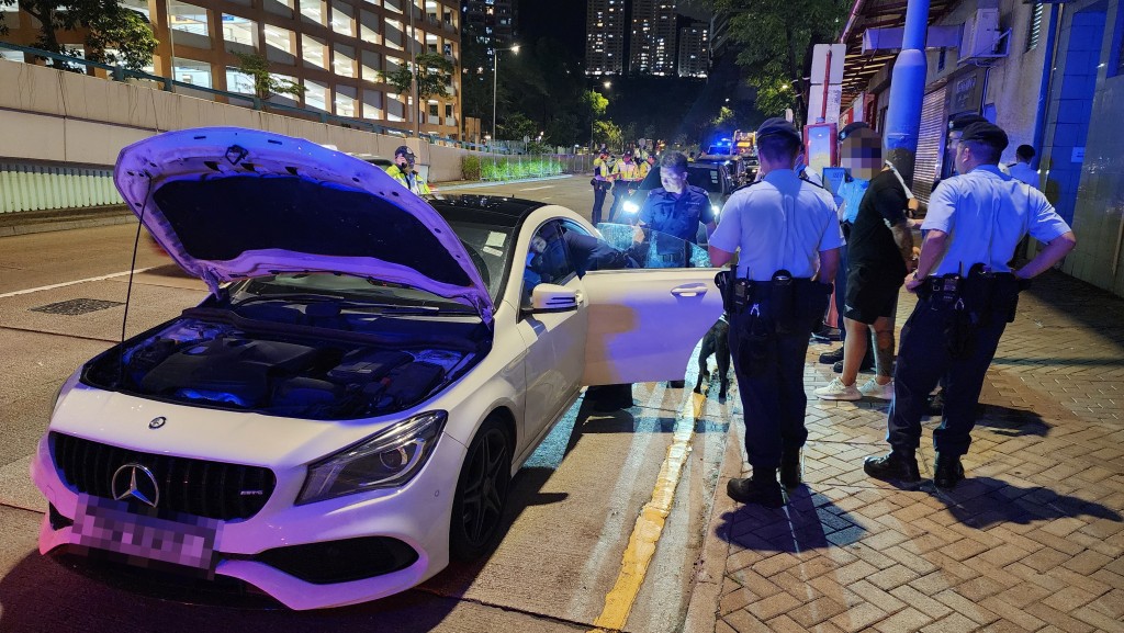 警方昨晚在柴灣設置路障,截查一名可疑私家車司機,檢獲一批大麻毒品。資料圖片 警方昨晚在柴灣設置路障,截查一名可疑私家車司機,檢獲一批大麻毒品。資料圖片