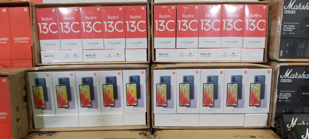 海關檢獲5400件冒牌物品,包括手提電話、耳機、充電器等,市值約600萬元。 海關檢獲5400件冒牌物品,包括手提電話、耳機、充電器等,市值約600萬元。
