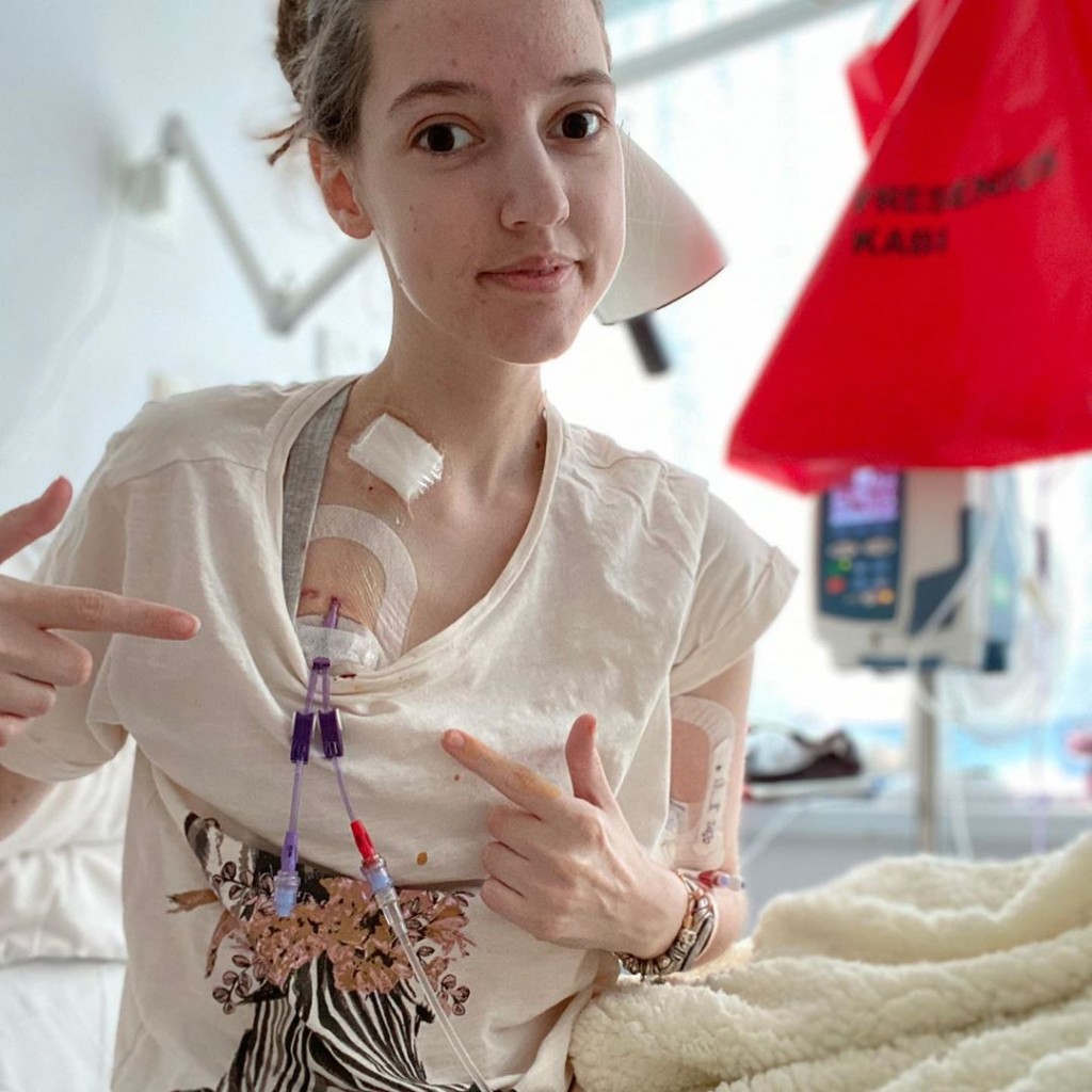 醫生在她的心臟安裝管子,直接靠靜脈注射維持生命。 potsofhope IG 圖片