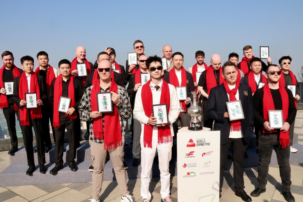 超過20位球手聚集山頂、拿著自己的中文名（中文拼音）牌合照。徐嘉華攝