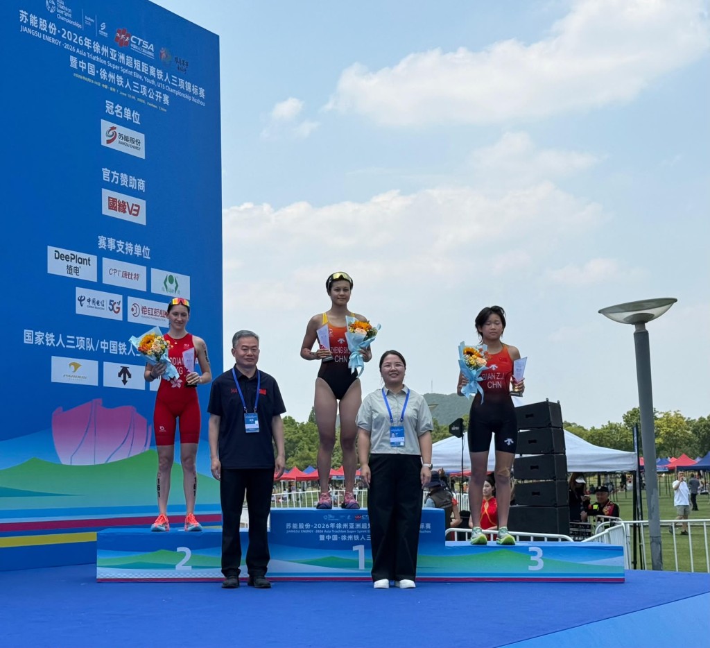 Sarah Modiano (左)奪得女子青年組個人賽銀牌。香港三鐵總會提供 Sarah Modiano (左)奪得女子青年組個人賽銀牌。香港三鐵總會提供