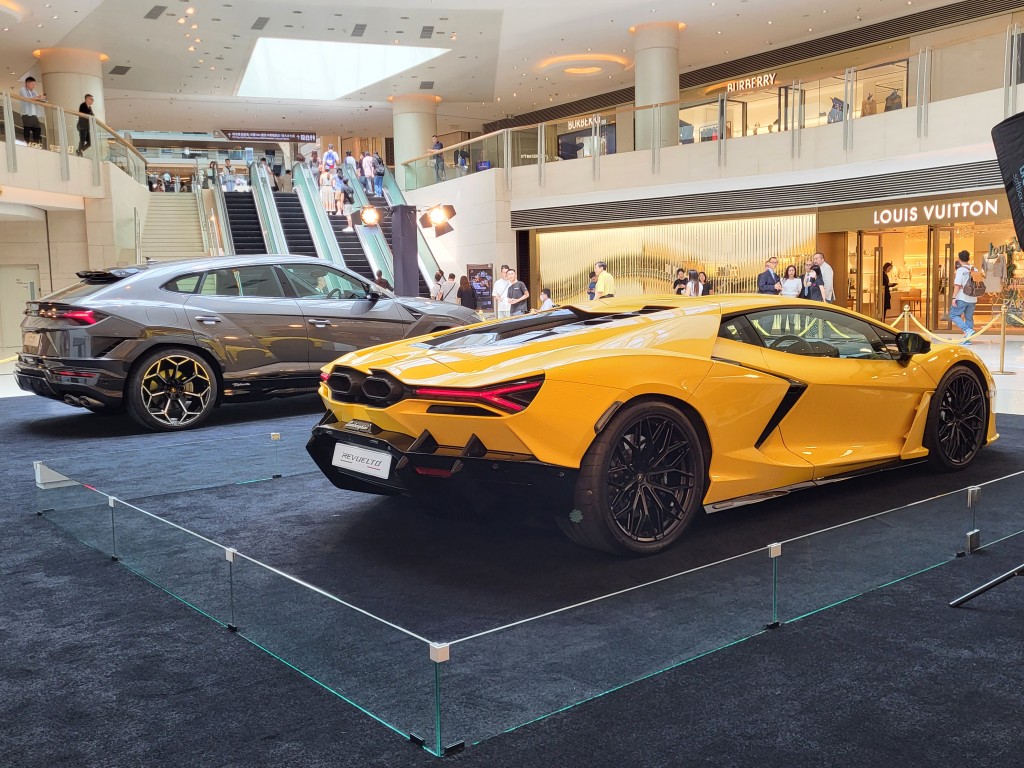 林宝坚尼Lamborghini全新Revuelto首辆右軚版今天(6月22日)起至7月1日(一)于尖沙咀圆方商场公开首展。