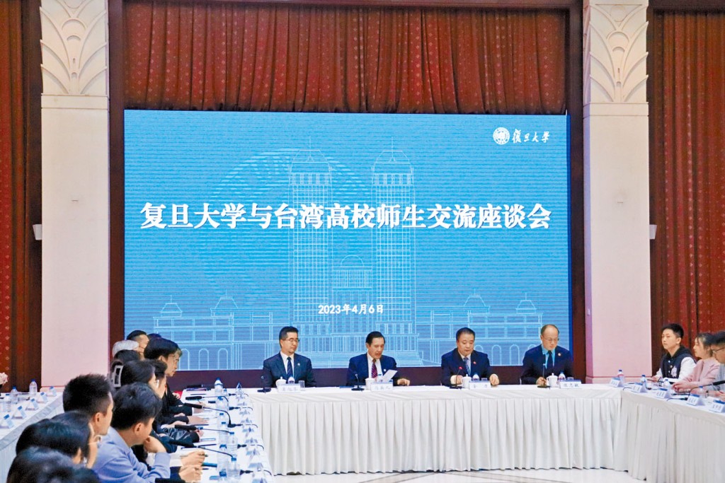 馬英九(左2)昨日到復旦大學交流。