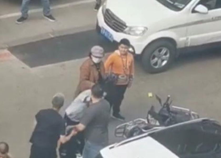 兩男子抓住女子毆打。影片截圖
