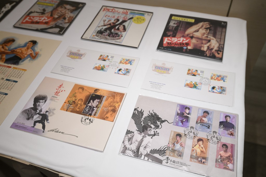 《李小龍：歸來——85年後》展覽展出未曝光照片、罕見海報等。