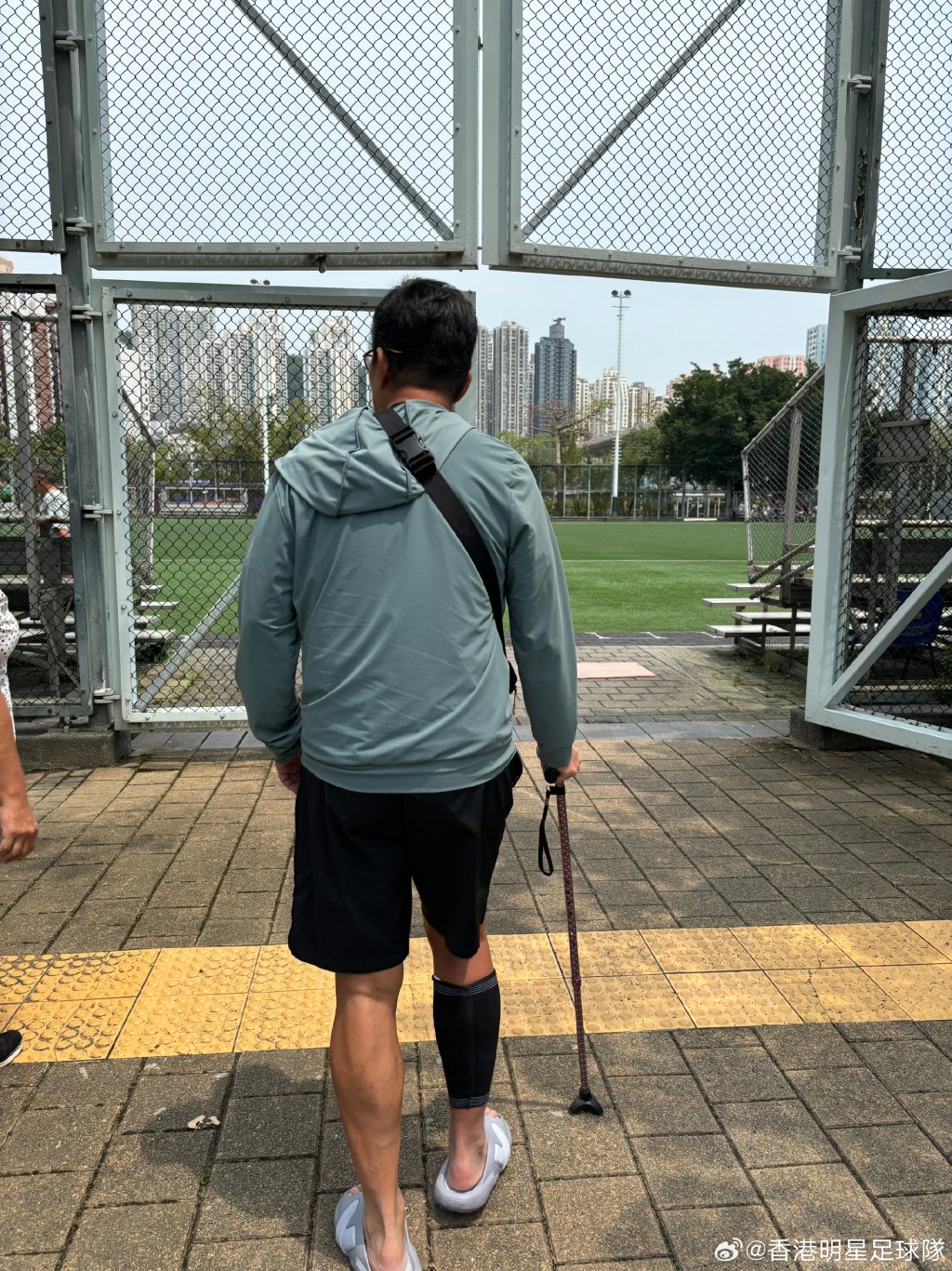 經過多日的休息，黃日華撐着拐杖到場睇隊員練波。
