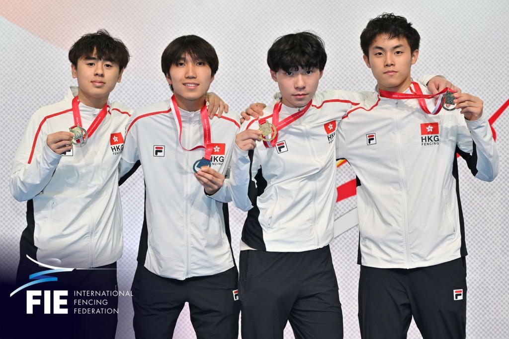 少年組男花團金牌功臣之一的何承謙(右二) 亦奪個人賽銀牌。香港劍總圖 少年組男花團金牌功臣之一的何承謙(右二) 亦奪個人賽銀牌。香港劍總圖