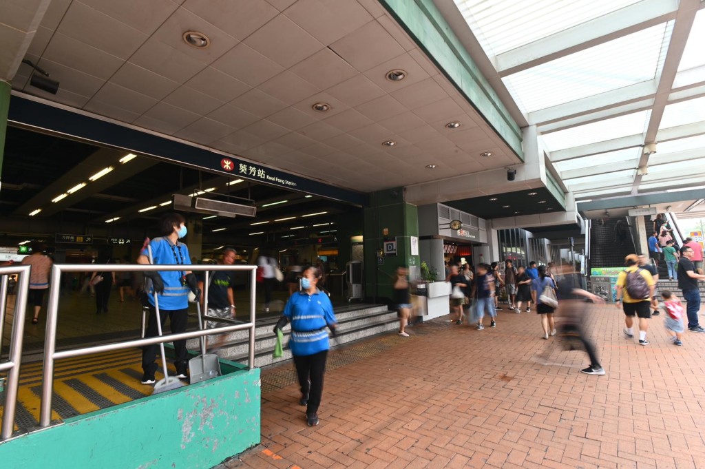 清潔工人在葵芳站內清潔。