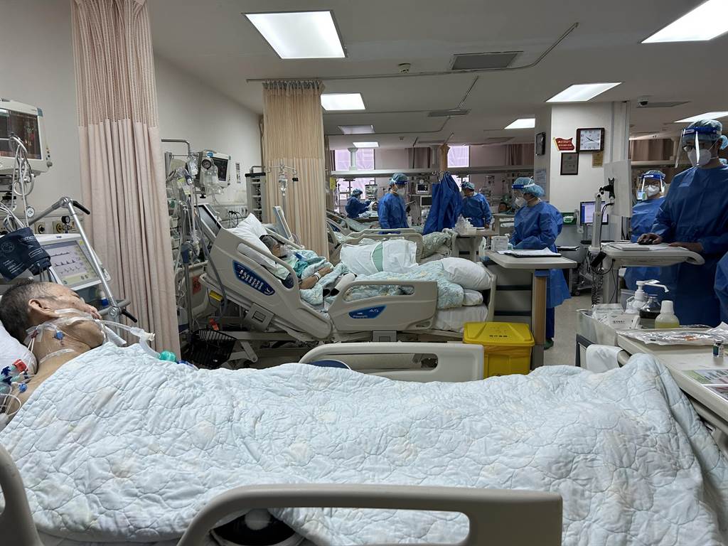 上海仁濟醫院東院ICU病房設緊急備用病床。