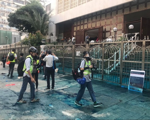 九龍清真寺的正門、大閘及梯級早前被水炮車的藍色水劑濺中。網圖