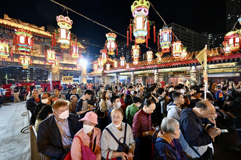 大批善信晚上在黃大仙祠等候子時到來上頭炷香。