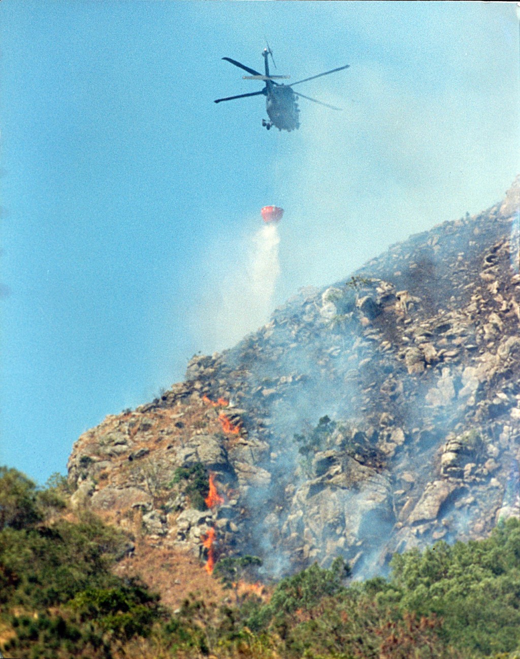 1996年2月八仙嶺山火,導致香港中國婦女會馮堯敬紀念中學師生5死13傷。 1996年2月八仙嶺山火,導致香港中國婦女會馮堯敬紀念中學師生5死13傷。