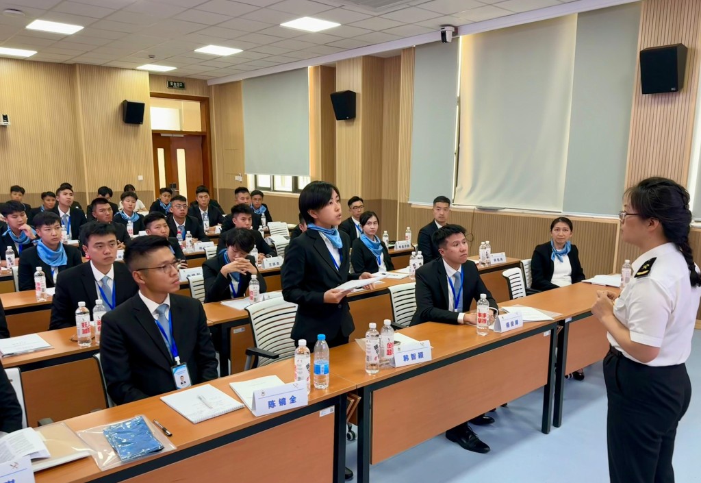 香港海關學院院長於9月22至26日率領30多位新入職的督察學員到上海海關學院進行國情及內地關務研習。香港海關FB圖片