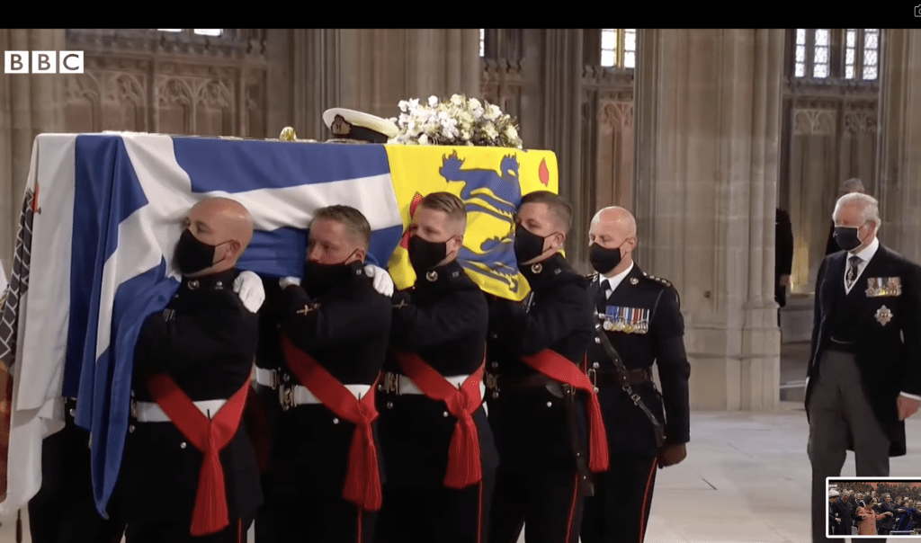 影片提及當年戴安娜王妃的喪禮。（BBC影片截圖）