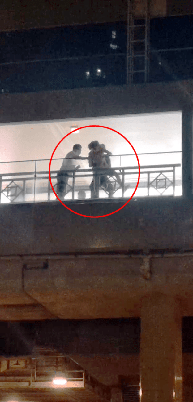 女子快速攀橋，其男友及保安被殺個措手不及。