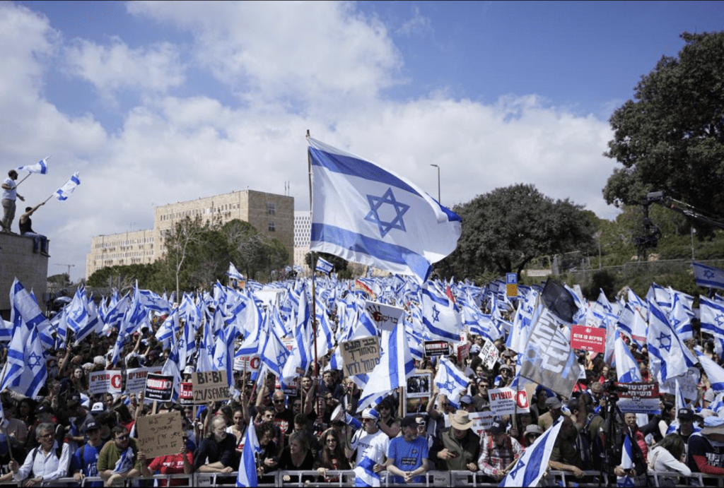 以色列国内的最大工会发起了全国性罢工，大规模抗议活动急剧升级。美联社