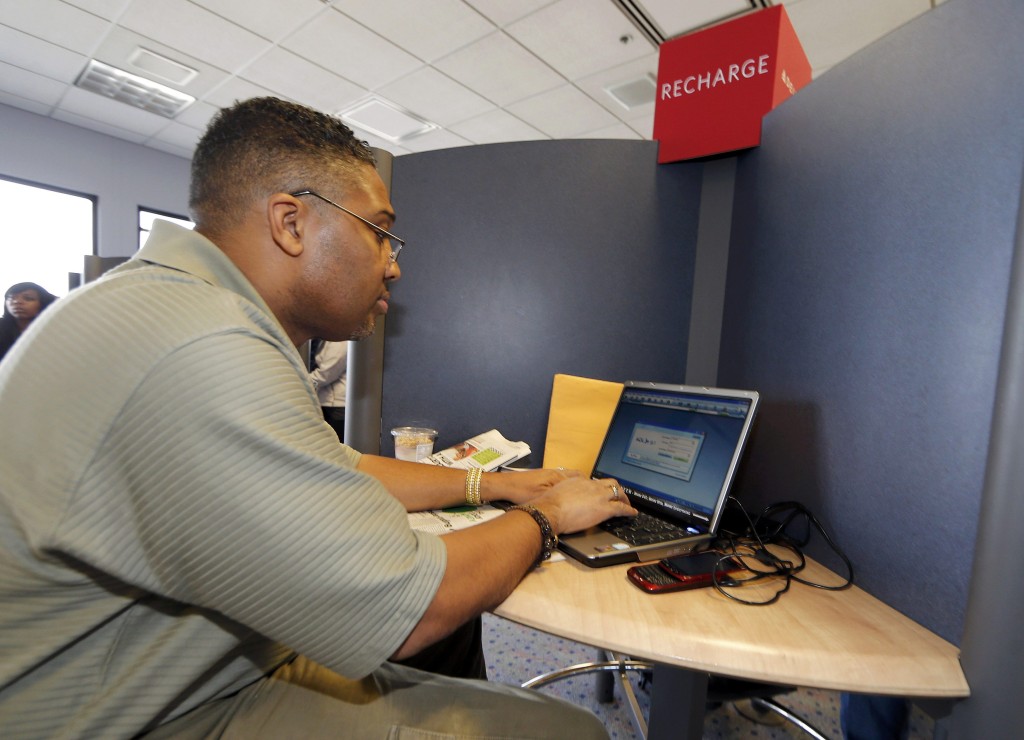 一名男子在鹽湖城國際機場的電腦充電站工作。 路透社