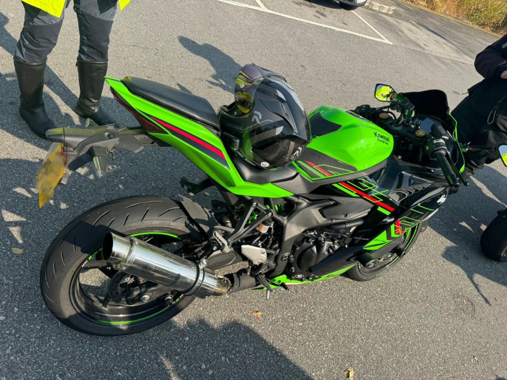 警方於屯門、元朗、吐露港公路、大美督、鹿頸路及新娘潭路一帶截查約50輛懷疑涉及非法改裝的私家車及電單車。警方提供