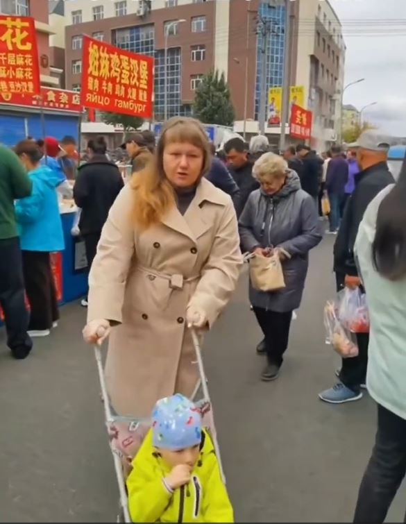 俄羅斯嬰孩也來中國吃早餐。影片截圖