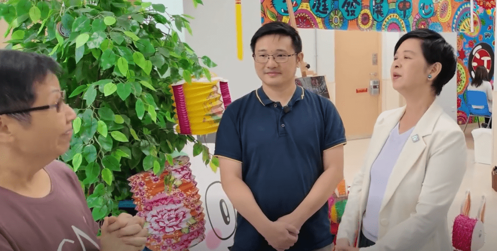 房屋局局長何永賢與新民黨早前前往探訪過渡性房屋項目「博愛江夏圍村」。