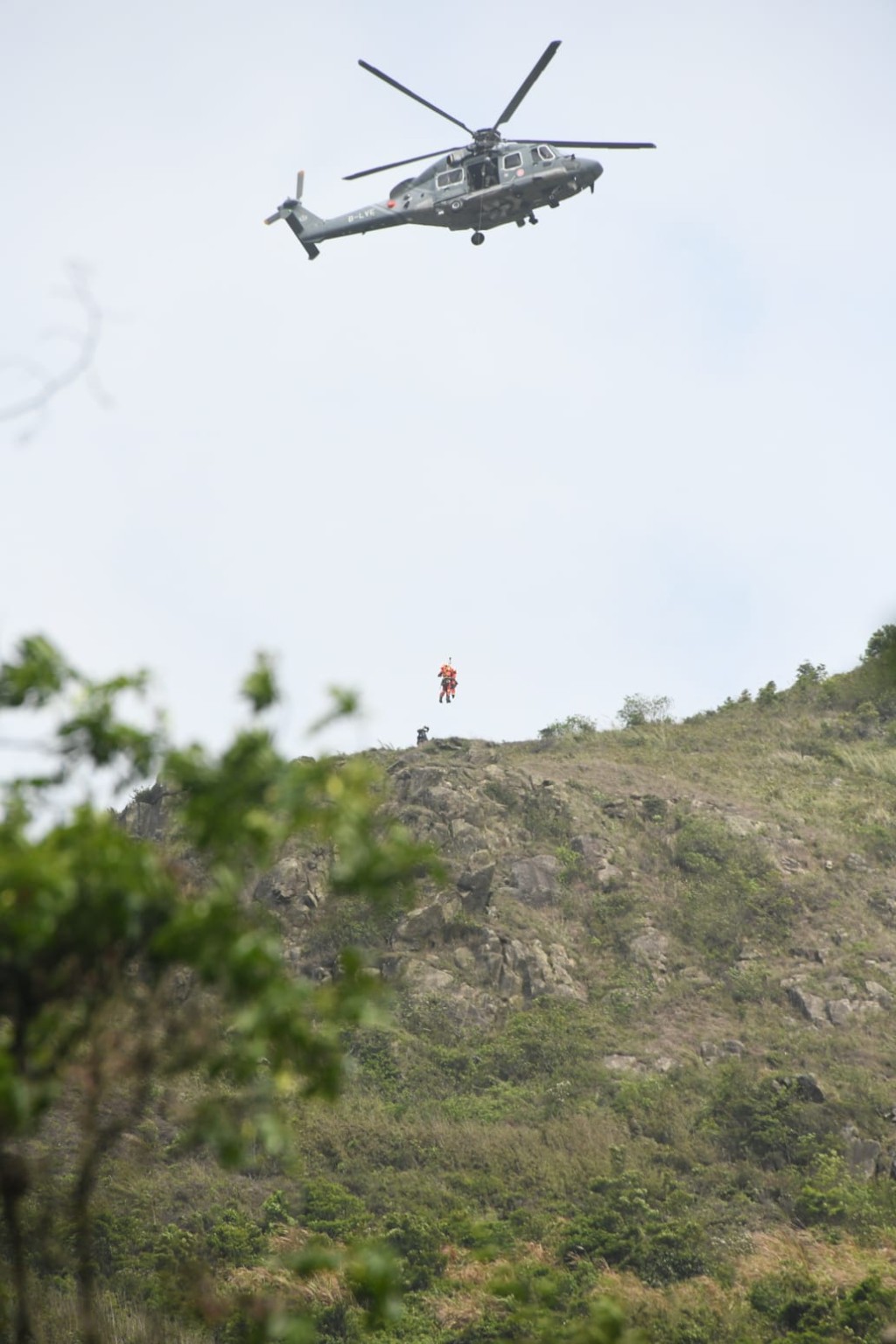 消防員在直升機游繩而下登山繼續搜索。