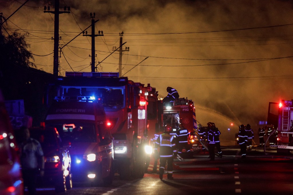 大約25輛消防車到場灌救，但火勢尚未撲滅。路透社