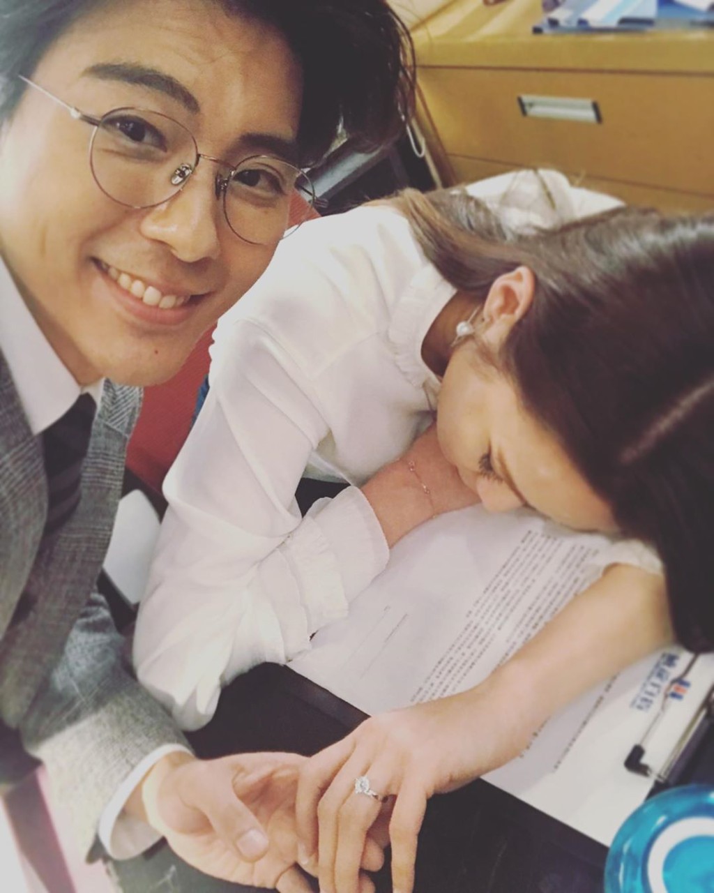 龚烨晒求婚戒。