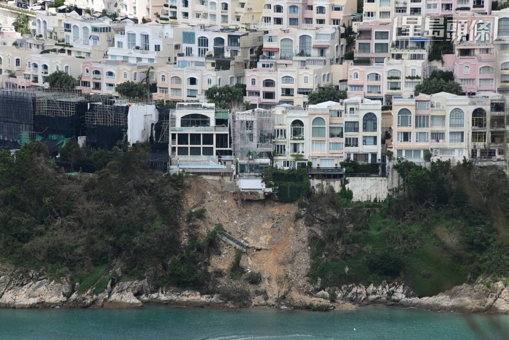 红山半岛至少两间独立屋因斜坡山泥倾泻而被发现僭建。资料图片