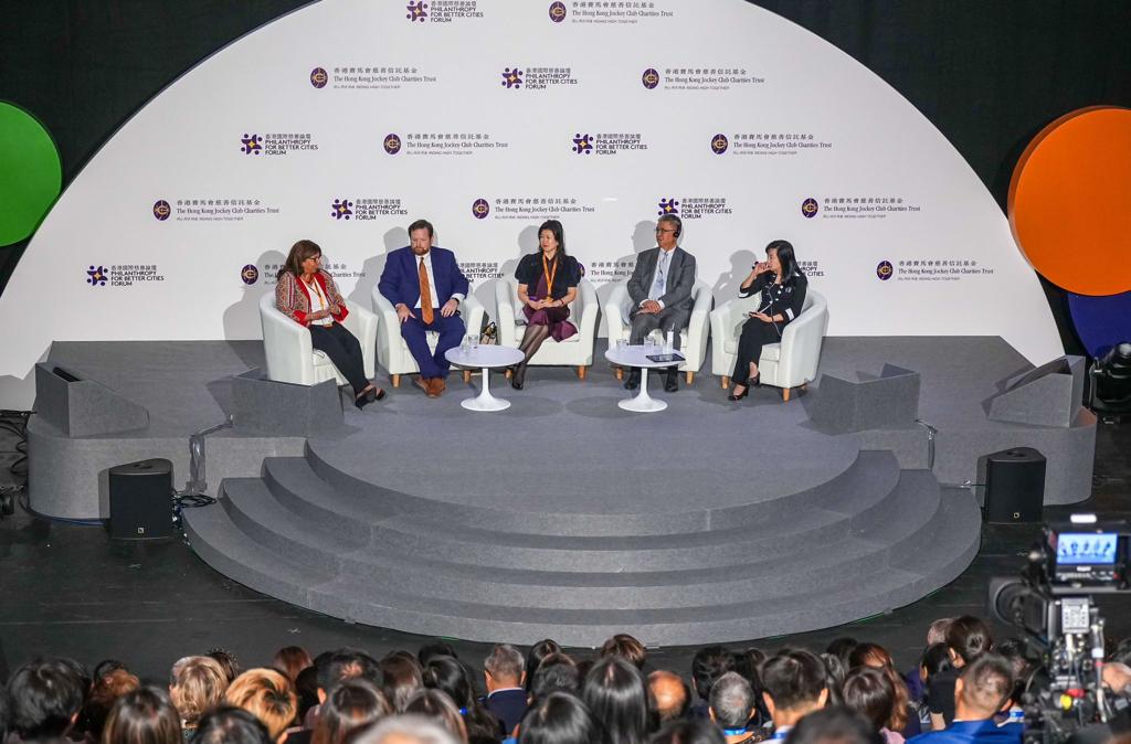 第二個座談演講 — 「『信任為本』的慈善捐贈作為傳統捐款的替代模式」,由利希慎基金總裁何宗慈(中)主持,洛克菲勒基金會亞洲區副總裁 Deepali Khanna(左一)、印第安納大學 Lilly 家族慈善學院慈善研究教授 Michael Moody 博士(左二)、佳通集團副主席林美金(右一)、北京師範大學中國公益研究院理事長王振耀教授(右二),一同討論信任為本慈善捐贈的利弊,同時分享經驗和啟發對未來捐贈模式的思考。