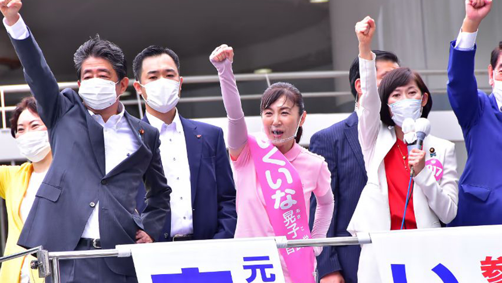 目擊者親述安倍中槍過程，指第一槍響起安倍仍在演講，第二次槍瞬間倒下。