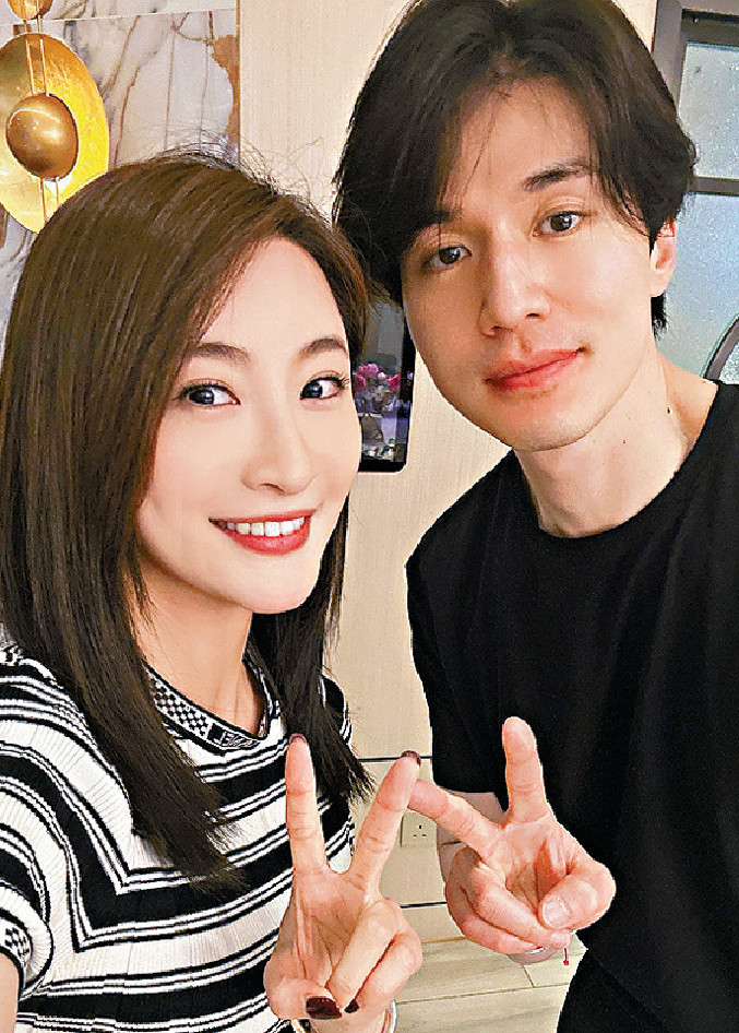 ■薇薇大讚李棟旭的皮膚非常好。