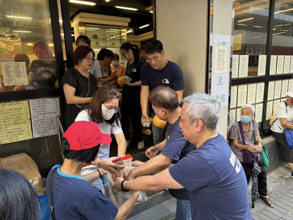 義工服務隊又恊助派發素菜飯盒及生果。紀律部隊義工服務隊(海關)fb