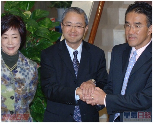 田北辰(右)和黎文熹(中)握手言和,但黎在不足24小時後動辭職。資料圖片