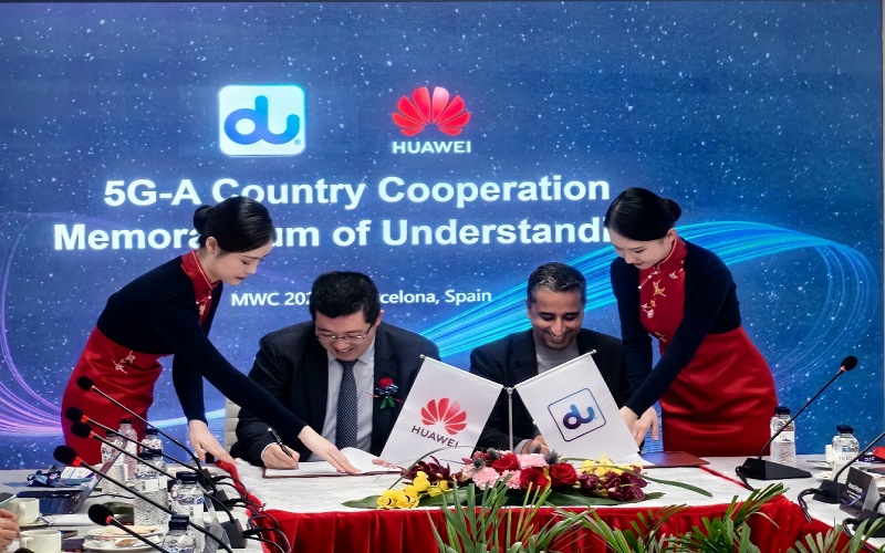 華為阿聯酋董事長劉嘉偉與du CEO Fahad AI Hassawi簽署5G-A Country MoU