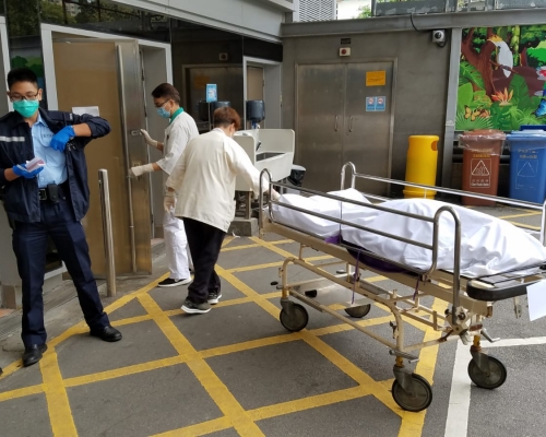 老翁由救護員送往伊利沙伯醫院搶救。楊偉亨攝