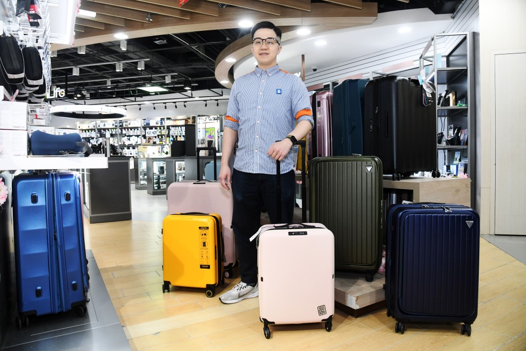 豐澤電器高級顧客服務顧問Mac Chan提到，揀選行李箱時，可先從尺吋、素材及設計這三大範疇着手。