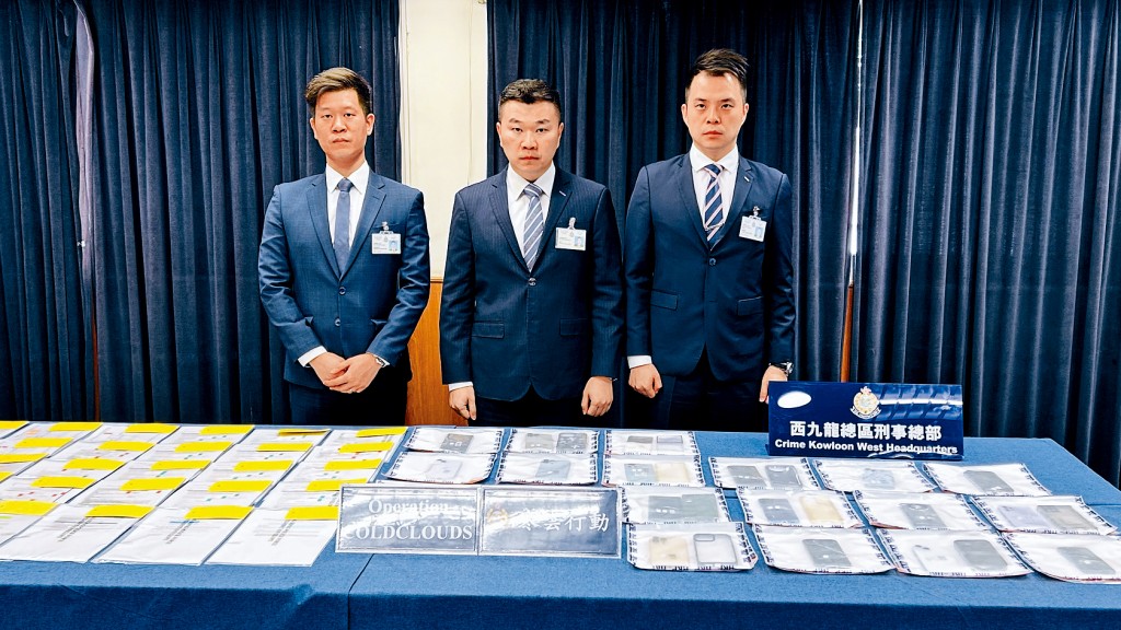 西九龍總區刑事部（行動）警司賈錦琳（中）、重案組總督察邱雨星（右）及高級督察黃健熙講述案情。