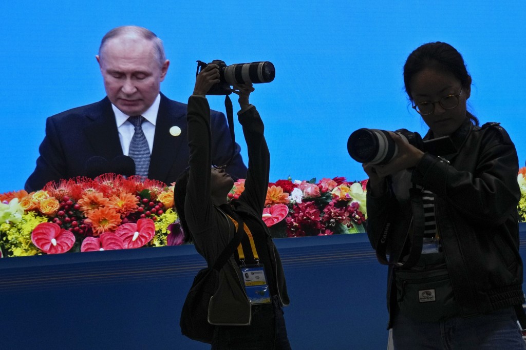 普京在官方未有预告下，在高峰论坛上发表演讲。美联社