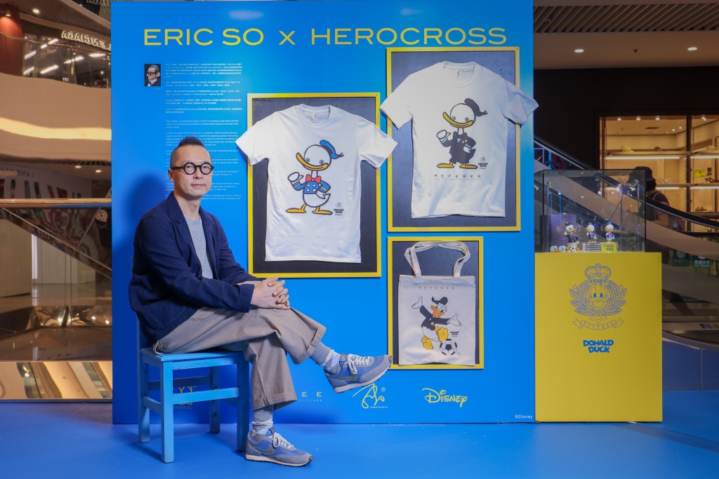 由Eric So設計唐老鴨球證T恤和環保袋。