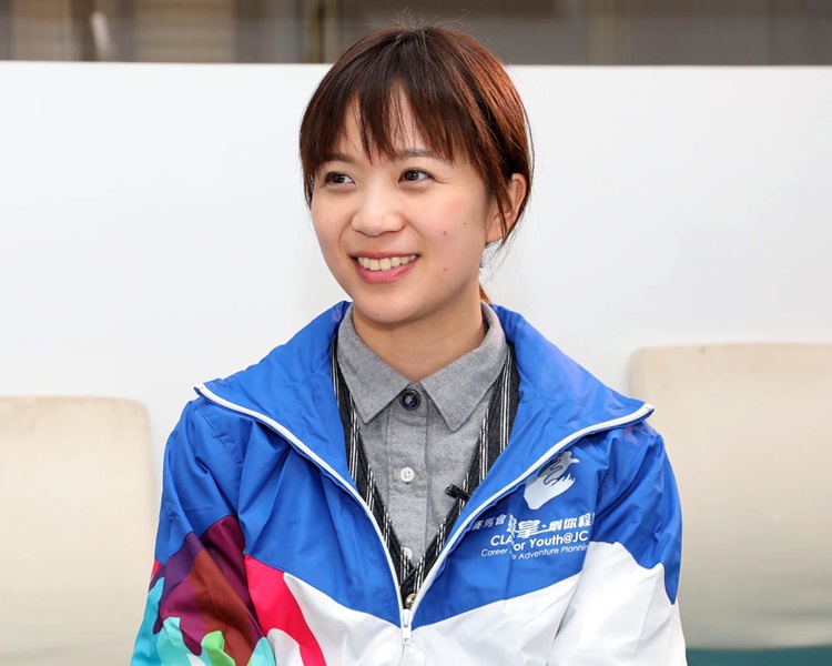「賽馬會鼓掌‧創你程計劃」發展主任Queena,協助青少年做生涯規劃。